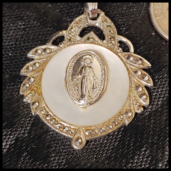Vintage Sterling Chain w Sterling, Mother of Pearl, Marcasite Pendant of Mary - Picture 5 of 8